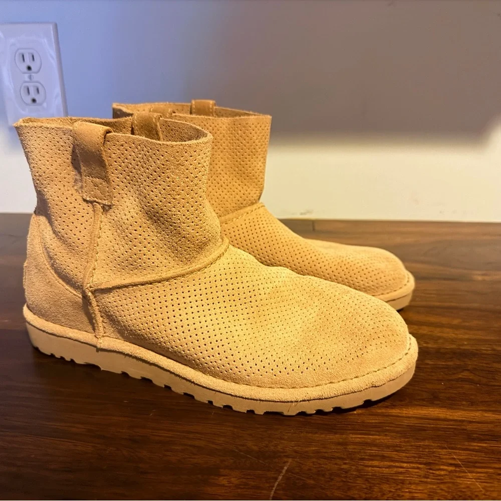 Classic Unlined Mini Perforated
Spring Boot - Picture 2 of 6